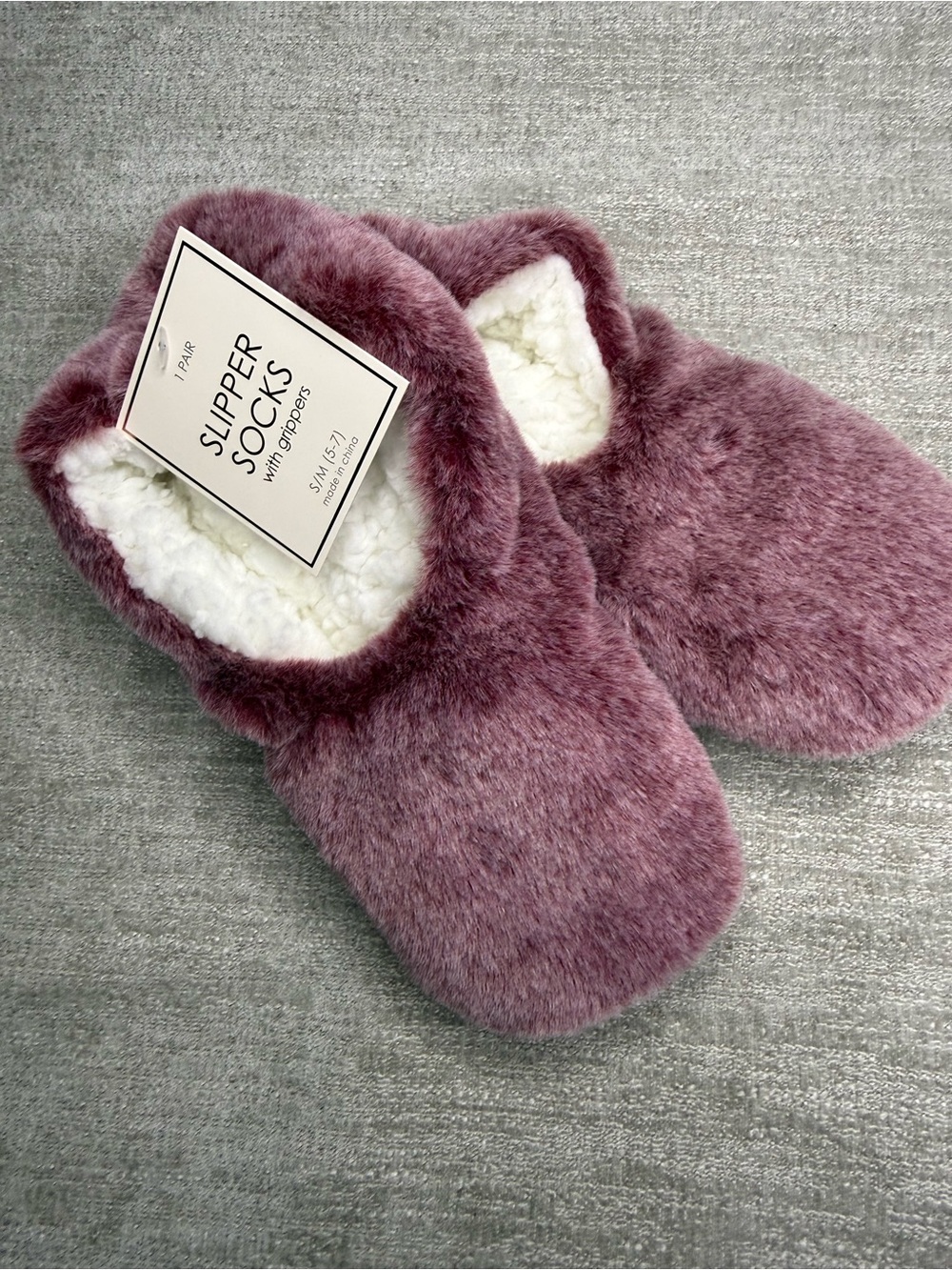 NWT Women’s Faux Fur Slipper Socks w/ Grippers Burgundy S/M (5-7)
